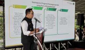 LAPORKAN KEBERHASILAN PROGRAM: Komandan Satgas Citarum Harum Juara Ridwan Kamil melaporkan capaian keberhasilan kualitas air Citarum yang melompat jadi cemar ringan di Waduk Jatiluhur, Selasa (15/3/2022).