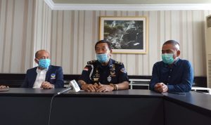 Ketua DPW Nasdem, Saan Mustofa (kiri), seusai mengukuhkan 76 Purnawirawan di Jabar menjadi keluarga Nasdem, Jumat (18/3). (Foto: Sandi Nugraha/Jabar Ekspres)