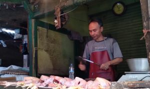 Penjual daging ayam di Pasar Parakan Muncang, Kecamatan Cimanggung, Kabupaten Sumedang. (Jabar Ekspres)