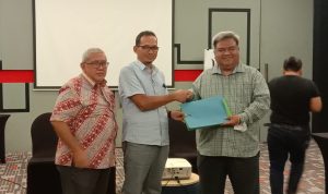 Ketua Harian SPS Jabar Ketua Harian SPS Pusat Januar P Ruspita (kiti) dan Ketua Terpilih SPS Jabar Yanto S Utomo (tengah)