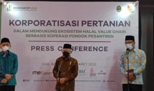 Gubernur Jawa Barat, Ridwan Kamil (kanan) saat mendampingi Wakil Presiden, Ma'ruf Amin dalam peninjauan Teknologi Digitalisasi pertanian di Ponpes Al-Ittifaq, Kan. Bandung. Selasa (22/3). (Foto: Sandi Nugraha/Jabar Ekspres)