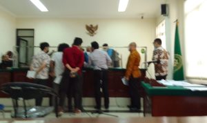 SIDANG: Penggugat dan tergugat tampak sedang melihat barang bukti yang ditunjukkan dalam persidangan.