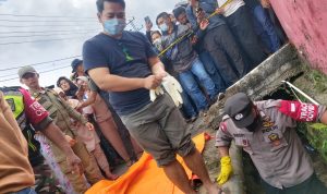 Proses evakuasi korban balita yang hilang dan hanyut, ditemukan di Parit Hanjuang Bereum, Kecamatan Rancabali, Kabupaten Bandung. (Istimewa)