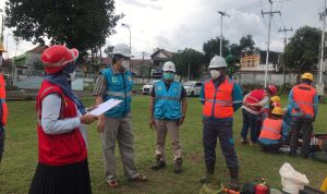 CEK ALAT: Manager PLN UP3 Cimahi Albert Sitompul memeriksa kelengkapan alat yang disiapkan untuk kehandalan pelayanan pasokan listrik saat Ramadan.