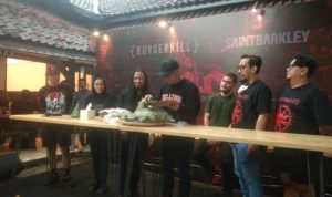 Burgerkill's 25th Anniversary, Burgerkill Kolaborasi Bersama Saint Barkley Rilis Produk Sepatu UCAPAN RASA SYUKUR: Gitaris Burgerkill, Agung Hellffog memotong tumpeng sebagai tanda syukur telah berusia 25 tahun, serta berhasil merilis produk sepatu hasil kolaborasi dengan Saint Barkley Shoes.