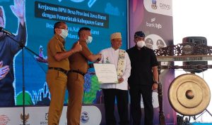 Wakil Gubernur Jawa Barat Uu Ruzhanul Ulum melaunchin BUMDes berbasis perbankan. Begini program BUMDes berbasis perbankan di Jabar.