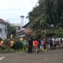 Pohon tumbang tersebut terjadi di Jalan Raya Rancakalong-Lebak Jati, tepatnya di area Terminal 08 Desa Rancakalong, Kecamatan Rancakalong, Kabupaten Sumedang. (Jabar Ekspres)