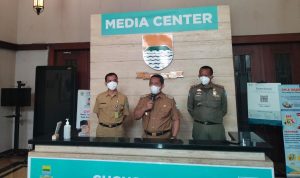 Pelaksana Tugas (Plt) Wali Kota Bandung, Yana Mulyana (tengah) usai menggelar rapat terbatas di Balai Kota Bandung. Selasa (29/3). (Foto: Sandi Nugraha/Jabar Ekspres)