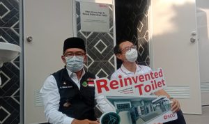 Gubernur Jawa barat, Ridwan Kamil (kanan) bersama Presiden Direktur PT SCG Indonesia, Chakkapong Yingwattanathawom (kiri) saat meresmikan toilet dan MCK canggih dan ramah lingkungan di Pasirluyu, Kota Bandung. Selasa (29/3) sore. (Foto: Sandi Nugraha/Jabar Ekspres)