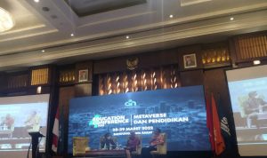 Praktisi pendidikan sekaligus penulis, Munif Chatib (tengah) bersama Ketua Yayasan Darul Hikam dan Darul Hikam Internasional, Sodik Mujahid (kanan) saat menjadi pembicara dalam Darul Hikam Education Conference (DHEC) 2022 di Hotel El Royal, Kota Bandung, Selasa (29/3). (Muhammad Nizar/Jabar Ekspres)