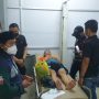 Korban pemukulan oleh anggota Polres Sumedang, Husni Nursyaf, 36, wartawan Metro TV terbaring di RSUD Sumedang.