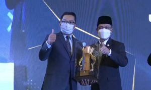Event PPD Tahun 2022 Kabupaten Bandung Menjadi Tiga Terbaik di Jabar Gubernur Jawa Barat Ridwan Kamil memberikan penghargaan langsung sebagai Kabupaten Terbaik ke III Penyusunan Rencana Kerja Perangkat Daerah (RKPD) kepada Dadang Supriatna pada event Penghargaan Pembangunan Daerah (PPD) Tingkat Provinsi Jawa Barat 2022.