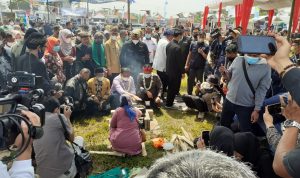 Liwet Sepanjang 100 Meter Disediakan pada Kegiatan Gembrong Liwet di Desa Citali GEMBRONG LIWET: Warga Desa Citali, Pamulihan, Kabupaten Sumedang melakukan tradisi makan bersama untuk menyambut Bulan Suci Ramadan.