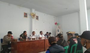 Muspika Majalaya, Badan Kesbangpol Kabupaten Bandung langsung turun tangan memediasi antara Kades Padamulya dan HRD PT Sungai Indah Joe.