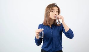 Ilustrasi minum air (freepik)