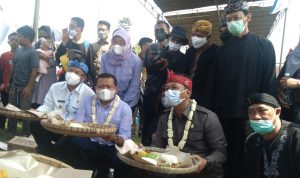 Gebyar Desa 2022, Bupati Sumedang Sebut BUMDes jadi Roda Penggerak Ekonomi Forkopimda Sumedang saat berkeliling melihat serta mencicipi pasakan warga pada acara Gebyar Desa 2022 sekaligus gelar tradisi Gembrong Liwet, Citali Pamulihan. (Jabar Ekspres)