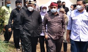 Kadis PMD Jabar, Dicky Syaromi bersama Kadis Budparpora Sumedang, Bambang Rianto (tengah) dan Bupati Sumedang, Dony Ahmad Munir (kanan) saat berjalan menuju lokasi Gembrong Liwet pada acara Gebyar Desa 2022. (Jabar Ekspres)