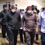 Kadis PMD Jabar, Dicky Syaromi bersama Kadis Budparpora Sumedang, Bambang Rianto (tengah) dan Bupati Sumedang, Dony Ahmad Munir (kanan) saat berjalan menuju lokasi Gembrong Liwet pada acara Gebyar Desa 2022. (Jabar Ekspres)
