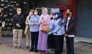 Angelina Sondakh saat keluaar dari rutan perempuan Pondokk Bambu.