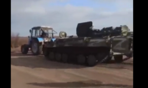 Petani di Ukraina Berhasil Curi Tank Milik Militer Rusia Pakai Traktor Petani di Ukraina Curi Tank dengan Gunakan Traktor-(Tangkapan layar dari akun Twitter @olex_scherba)