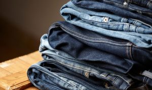 Ilustrasi tips memilih celana jeans (freepik)
