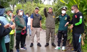 Bupati Bandung Dadang Supriatna memantau kondisi patahan atau retakan infrastruktur jalan di ruas jalan Desa Cipelah Kecamatan Rancabali Kabupaten Bandung, Sabtu (5/3) kemarin.