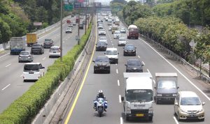 TAHAP SOSIALISASI: Kendaraan melintas di jalan tol Jakarta-Tangerang kemarin (8/3). Ruas tol tersebut menerapkan tilang elektronik atau electronic traffic law enforcement (ETLE). (FEDRIK TARIGAN/JAWA POS)