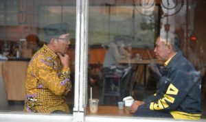 Kunjungan ke Bandung, Menpora Sempatkan Diri Ngopi Bareng Ridwan Kamil