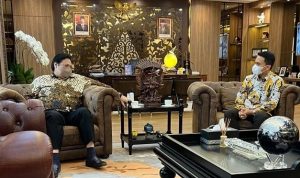Ketua Partai Golkar Airlangga Hartartoketika berbincang dengan Wakil Bupati Kabupaten Bandung Sahrul Gunawan