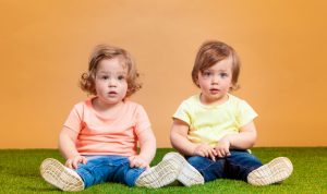 Ingin Punya Anak Kembar? Yuk Ikuti 7 Tips Ini ilustrasi anak kembar (freepik)