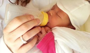 Begini Cara Pastikan Produksi ASI untuk Bayi Tercukupi Ilustrasi Air Susu Ibu (ASI) yang dimasukan ke dalam botol bayi. (Pixabay)