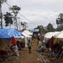 Ratusan Pengungsi di Pasaman Barat Derita ISPA Kondisi pengungsian korban Gempa Pasaman Barat yang masih menghuni tenda-tenda darurat. (foto: antara)