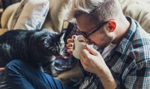 Suka Ngopi? Ini Tips Konsumsi Kopi Saat Bulan Puasa Ilustrasi seseorang sedang konsumsi kopi. (Pixabay)