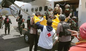 Jenazah korban penyerangan KST Papua diterbangkan ke Timika melalui Bandara Sugapa, Kabupaten Intan Jaya, kemarin (7/3). (HUMAS POLDA PAPUA UNTUK CENDERAWASIH POS)