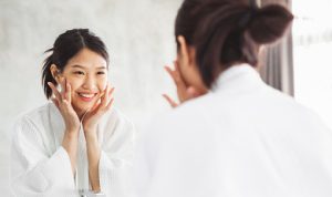 Kulit putih atau cerah menjadi dambaan setiap wanita, maka tidak heran banyak wanita yang ingin memutihkan kulit.