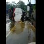 Tangkapan layar truk tangki pengangkut minyak goreng terguling. (Istimewa)