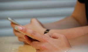 Ilustrasi kecanduan smartphone. (Pixabay)