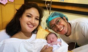 Nadine Chandrawinata dan Dimas Anggara berpose dengan sang buah hati, Nadi Djiwa Anggara. (Foto: Instagram)