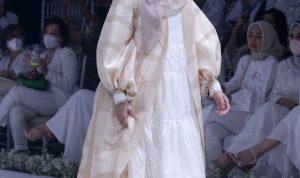 TAMPIL ELEGAN: Koleksi busana Ayu Dyah Andari dalam Peragaan Tunggal ‘Les Allées. selain membawakan koleksi baru berupa ready to wear, Ayu juga menampilkan kembali karyanya yang sempat hits di koleksi-koleksi sebelumnya. (istimewa)