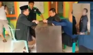 tangkapan layar video proses mediasi yang dilakukan pasangan mesum di kantor desa di Jonggol, Bogor.