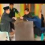 tangkapan layar video proses mediasi yang dilakukan pasangan mesum di kantor desa di Jonggol, Bogor.