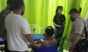 Korban pembacokan (duduk di kursi roda) di RS Mitra Idaman, Sabtu (5/3/2022) usai mendapat pertolongan tim medis pada bagian kepala dan bahu akibat sayatan senjata tajam. (Istimewa)
