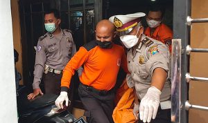 Evakusi Korban: Setelah Olah TKP kasus kakak bunuh adik, Aparat Polsek Kenjeran pasang Police Line di kediaman Rudi di Jalan Kedinding Lor, Gang Flamboyan. (Foto:Septian Nur Hadi/Jawapos)