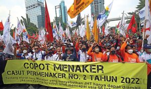 Para pekerja yang berasal dari berbagai organisasi berujuk rasa di depan kantor Kementerian Ketenagakerjaan, Jakarta, kemarin (1/3). (Haritsah Almudatsir/Jawapos)