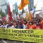 Para pekerja yang berasal dari berbagai organisasi berujuk rasa di depan kantor Kementerian Ketenagakerjaan, Jakarta, kemarin (1/3). (Haritsah Almudatsir/Jawapos)