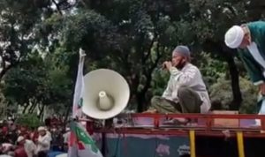 Viral Gerakan Salat Salah Saat Aksi Demo, Buya Fikri Beri Klarifikasi