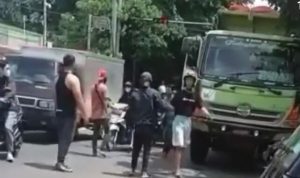 Kasus Video Viral Penganiayaan Sopir Truk oleh Orang Berbadan Kekar di Cibubur Mulai Ditangani Polisi Tangkapan layar video penganiayaan terhadap sopir truk di Cibubur.