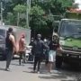 Tangkapan layar video penganiayaan terhadap sopir truk di Cibubur.