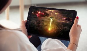 Ilustrasi seseorang sedang menonton konten streaming. (Pixabay)