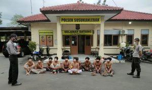 Polisi Gagalkan Tawuran, 10 Siswa SMP Bawa Celurit Diamankan Sejumlah pelajar yang diamankan petugas di Mako Polsek Susukan Lebak Cirebon, karena diduga akan melakukan tawuran.